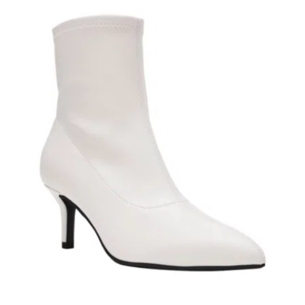 Chic White Heeled Boots